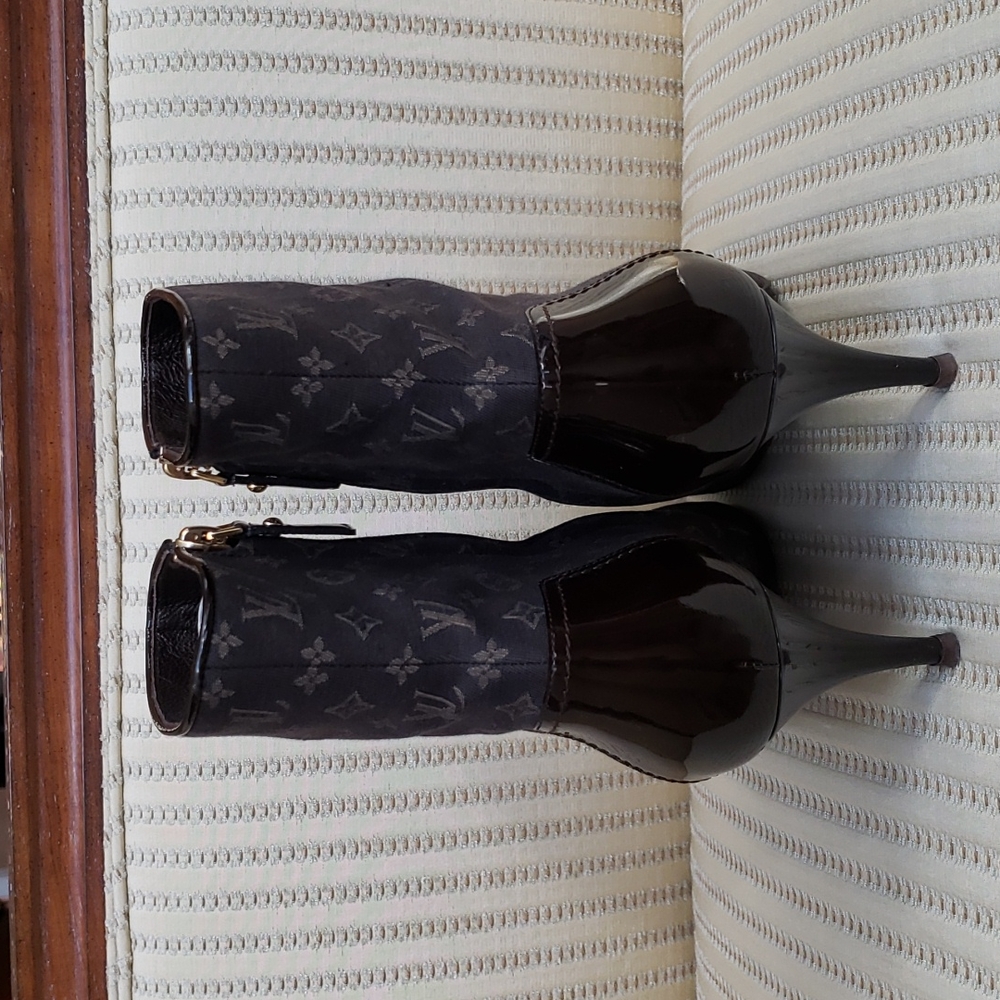 LOUIS VUITTON LV MONOGRAM CANVAS AND PATENT LEATHER ANKLE BOOTS - Picture 7 of 12